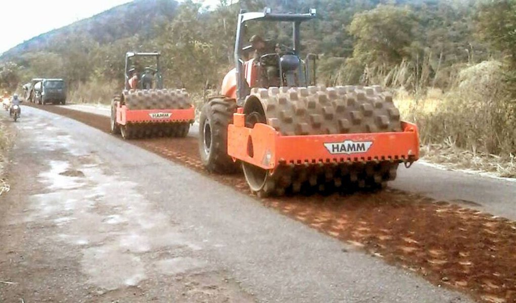 O trecho da rodovia entre Aurora e Lavandeira, na região sudeste do estado, já estão recebendo os trabalhos de recuperação da malha viária, em parceria com o Exército; de acordo com o superintendente de Operação e Conservação Rodoviária, Gilvamar Moreira de Sousa, para este ano está prevista a restauração de 30 km, mas o total da obra é de 210 km; "Esta obra de restauração representa melhorias há tempos aguardadas pela população local. A região possui tráfego intenso, inclusive de veículos pesados", destacou (Foto: Aquiles Lins) O trecho da rodovia entre Aurora e Lavandeira, na região sudeste do estado, já estão recebendo os trabalhos de recuperação da malha viária, em parceria com o Exército; de acordo com o superintendente de Operação e Conservação Rodoviária, Gilvamar Moreira de Sousa, para este ano está prevista a restauração de 30 km, mas o total da obra é de 210 km; "Esta obra de restauração representa melhorias há tempos aguardadas pela população local. A região possui tráfego intenso, inclusive de veículos pesados", destacou