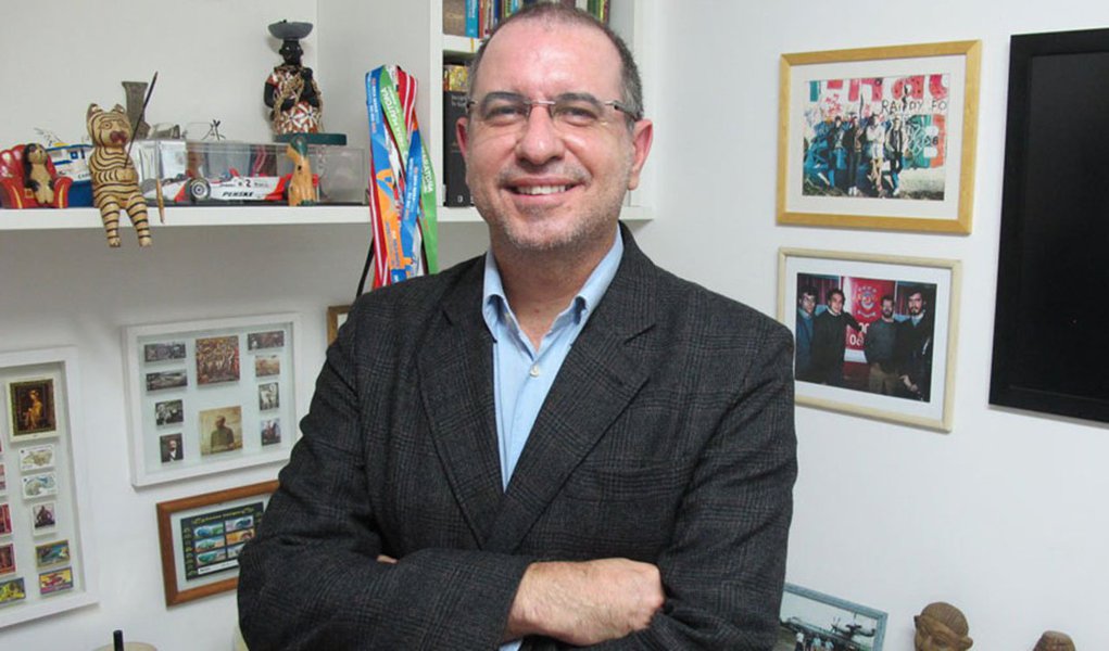 Editor do site Viomundo, o jornalista Luiz Carlos Azenha conta a história do empresário Airton Daré, já falecido, que pagava propinas a políticos, com recursos desviados de Furnas, por meio da empresa Bauruense; "O fato é que existe, sim, um inquérito envolvendo a Bauruense, que resultou em denúncia feita pela promotora Andréa Bayão Pereira, em 25 de janeiro de 2012", diz ele; "A pergunta que não cala: será que Rodrigo Janot se deu ao trabalho de consultar os autos nos quais foi baseada a denúncia da promotora?" (Foto: Leonardo Attuch) Editor do site Viomundo, o jornalista Luiz Carlos Azenha conta a história do empresário Airton Daré, já falecido, que pagava propinas a políticos, com recursos desviados de Furnas, por meio da empresa Bauruense; "O fato é que existe, sim, um inquérito envolvendo a Bauruense, que resultou em denúncia feita pela promotora Andréa Bayão Pereira, em 25 de janeiro de 2012", diz ele; "A pergunta que não cala: será que Rodrigo Janot se deu ao trabalho de consultar os autos nos quais foi baseada a denúncia da promotora?"