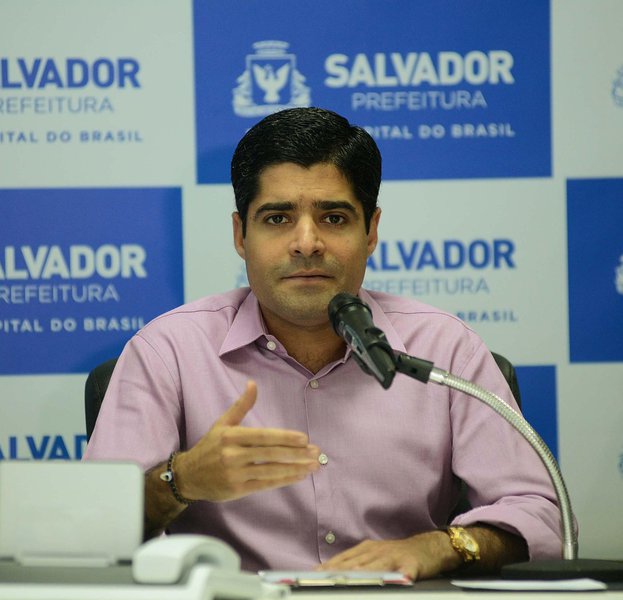 Prefeito ACM Neto pediu novamente "agilidade" na liberação dos recursos do governo federal para as ações emergenciais a serem realizadas em Salvador por conta das fortes chuvas que caem na cidade desde abril; "Até agora, cada centavo do que foi colocado para dar assistência às famílias, fazer os reparos na cidade e garantir a normalidade do funcionamento da cidade é dinheiro da prefeitura. Somente a Secretaria de Manutenção gastou, nos últimos três meses, quase R$ 40 milhões na recuperação de Salvador. Aproveito aqui para fazer esse apelo ao governo federal que muito prometeu e até agora nada fez", disse o democrata (Foto: Romulo Faro) Prefeito ACM Neto pediu novamente "agilidade" na liberação dos recursos do governo federal para as ações emergenciais a serem realizadas em Salvador por conta das fortes chuvas que caem na cidade desde abril; "Até agora, cada centavo do que foi colocado para dar assistência às famílias, fazer os reparos na cidade e garantir a normalidade do funcionamento da cidade é dinheiro da prefeitura. Somente a Secretaria de Manutenção gastou, nos últimos três meses, quase R$ 40 milhões na recuperação de Salvador. Aproveito aqui para fazer esse apelo ao governo federal que muito prometeu e até agora nada fez", disse o democrata
