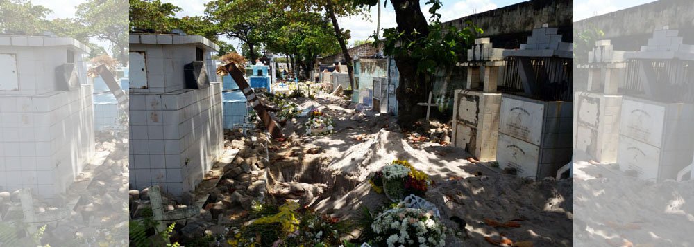 Enorme demanda e escassez de local para sepultamentos, este é o motivo que levou o município de Maceió a proibir sepultamentos em cova rasa no Cemitério São José, no Trapiche da Barra; decisão objetiva manter a ordem no cemitério considerando a falta de limpeza e manutenção com ossadas espalhadas e túmulos revirados. (Foto: Voney Malta) Enorme demanda e escassez de local para sepultamentos, este é o motivo que levou o município de Maceió a proibir sepultamentos em cova rasa no Cemitério São José, no Trapiche da Barra; decisão objetiva manter a ordem no cemitério considerando a falta de limpeza e manutenção com ossadas espalhadas e túmulos revirados.