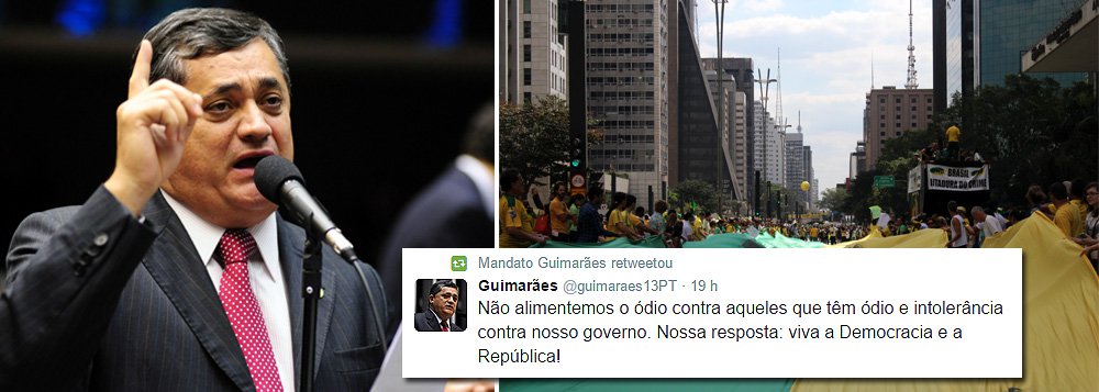 “Aos meus eleitores e aos que acompanham nosso trabalho: a Democracia brasileira foi construída com muita luta! Vamos defendê-la sempre. Não alimentemos o ódio contra aqueles que têm ódio e intolerância contra nosso governo. Nossa resposta: viva a Democracia e a República! Nascemos nas ruas e é com as ruas que Dilma vai seguir liderando as mudanças no Brasil! Os atos são próprios da democracia", escreveu o líder do governo na Câmara, José Guimarães (PT-CE), no Twitter, em resposta às manifestações (Foto: Roberta Namour) “Aos meus eleitores e aos que acompanham nosso trabalho: a Democracia brasileira foi construída com muita luta! Vamos defendê-la sempre. Não alimentemos o ódio contra aqueles que têm ódio e intolerância contra nosso governo. Nossa resposta: viva a Democracia e a República! Nascemos nas ruas e é com as ruas que Dilma vai seguir liderando as mudanças no Brasil! Os atos são próprios da democracia", escreveu o líder do governo na Câmara, José Guimarães (PT-CE), no Twitter, em resposta às manifestações