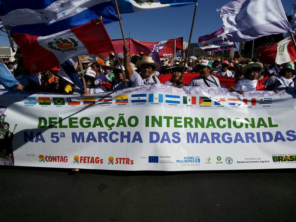 Marcha das Margaridas chegou à Esplanada dos Ministérios e ao Congresso Nacional na manhã desta quarta-feira aos gritos de "Fora, Cunha" e protestando contra o impeachment da presidente Dilma Rousseff; segundo a Polícia Militar, 30 mil pessoas participam da manifestação; segundo a Contag, que organiza o evento, há 70 mil participantes (Foto: Leonardo Lucena) Marcha das Margaridas chegou à Esplanada dos Ministérios e ao Congresso Nacional na manhã desta quarta-feira aos gritos de "Fora, Cunha" e protestando contra o impeachment da presidente Dilma Rousseff; segundo a Polícia Militar, 30 mil pessoas participam da manifestação; segundo a Contag, que organiza o evento, há 70 mil participantes