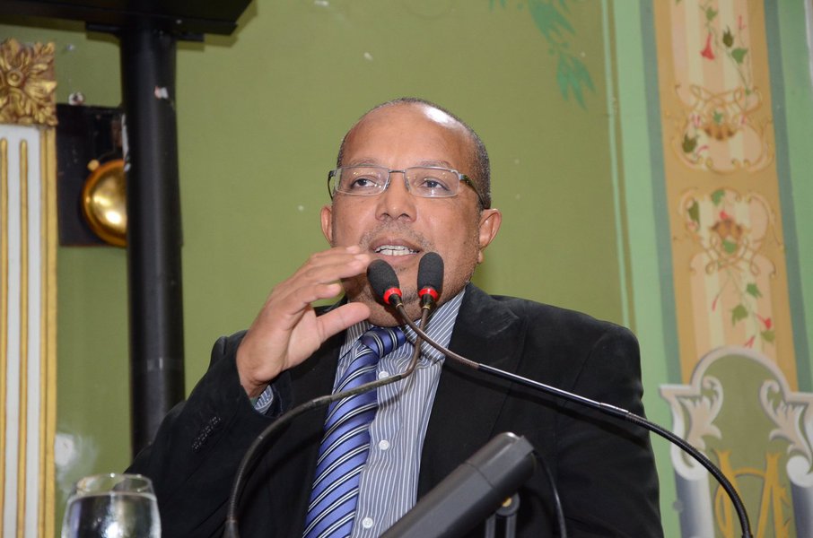 Em discussão sobre a greve dos trabalhadores dos postos de combustíveis na Câmara nesta quarta-feira, o líder da oposição, vereador Luiz Carlos Suíca, considerou o movimento legítimo e defendeu a postura adotada pela categoria; "Não consigo entender como é que um sindicato patronal consegue negligenciar as pautas desses trabalhadores e levantar calúnias contra um movimento de pessoas que lutam pelos seus direitos. A situação foi comunicada aos órgãos competentes. O sindicato mantém o efetivo de trabalho conforme determina a lei. Se o patrão não cumpre com acordos mediados na Justiça, a população é quem sente na hora de abastecer", afirma o petista (Foto: Romulo Faro) Em discussão sobre a greve dos trabalhadores dos postos de combustíveis na Câmara nesta quarta-feira, o líder da oposição, vereador Luiz Carlos Suíca, considerou o movimento legítimo e defendeu a postura adotada pela categoria; "Não consigo entender como é que um sindicato patronal consegue negligenciar as pautas desses trabalhadores e levantar calúnias contra um movimento de pessoas que lutam pelos seus direitos. A situação foi comunicada aos órgãos competentes. O sindicato mantém o efetivo de trabalho conforme determina a lei. Se o patrão não cumpre com acordos mediados na Justiça, a população é quem sente na hora de abastecer", afirma o petista