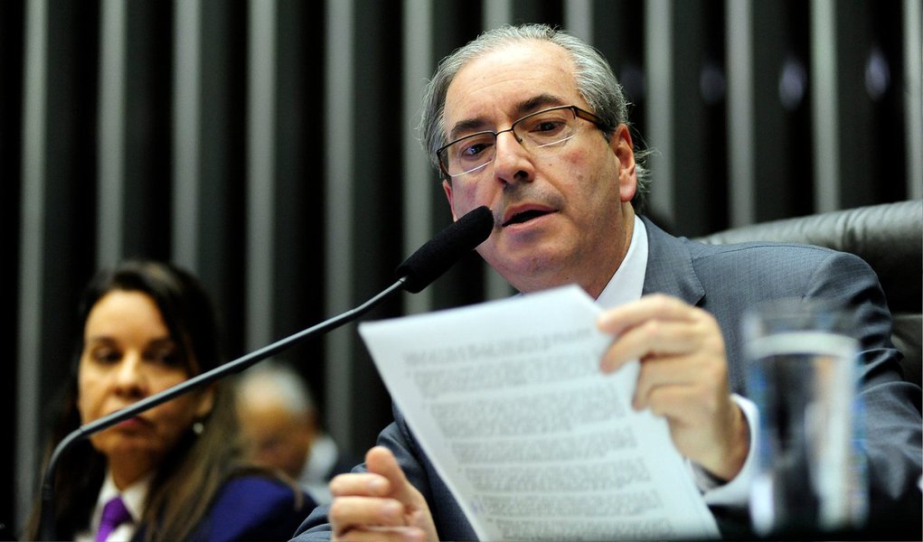 Os vetos da presidente Dilma Rousseff aos parágrafos 4º e 5º do Projeto de Lei 23/2015, que trata da criação e fusão de partidos, foram criticados hoje (25) pelo presidente da Câmara, deputado Eduardo Cunha (PMDB-RJ); “Vamos trabalhar para derrubar os vetos. Isto mostra, mais uma vez, que o governo estava empenhado na criação do PL, partido registrado no Tribunal Superior Eleitoral na segunda (23)”, disse Eduardo Cunha; o presidente da Câmara adiantou que o PMDB vai entrar na justiça e questionar (Foto: Valter Lima) Os vetos da presidente Dilma Rousseff aos parágrafos 4º e 5º do Projeto de Lei 23/2015, que trata da criação e fusão de partidos, foram criticados hoje (25) pelo presidente da Câmara, deputado Eduardo Cunha (PMDB-RJ); “Vamos trabalhar para derrubar os vetos. Isto mostra, mais uma vez, que o governo estava empenhado na criação do PL, partido registrado no Tribunal Superior Eleitoral na segunda (23)”, disse Eduardo Cunha; o presidente da Câmara adiantou que o PMDB vai entrar na justiça e questionar