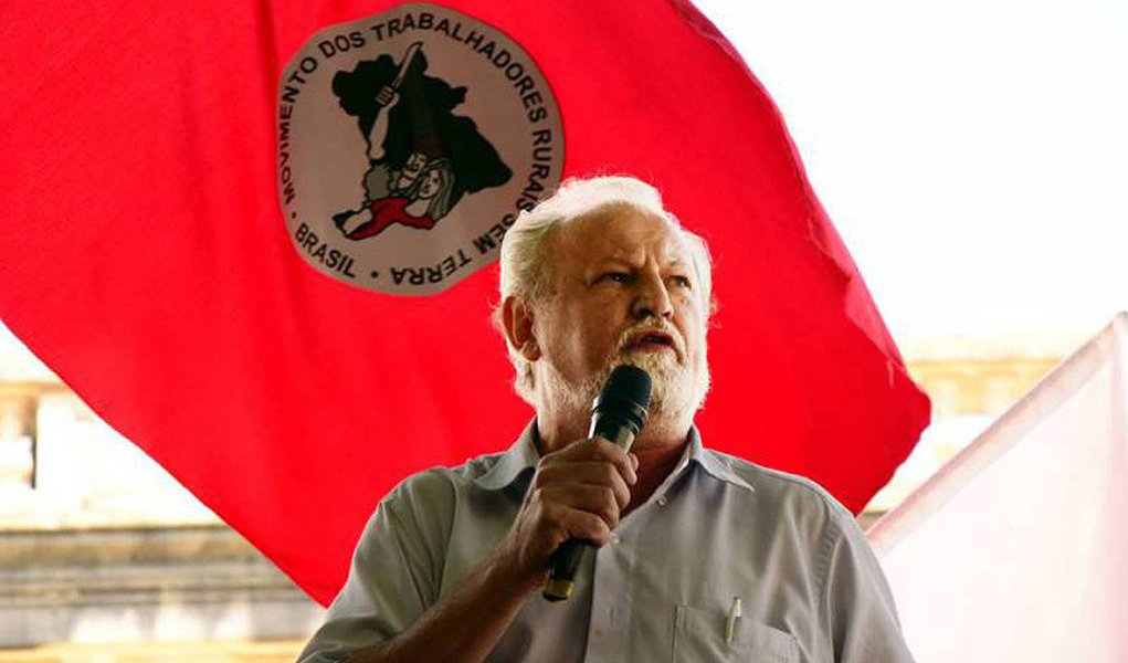 "Em 1961, a burguesia brasileira quis dar um golpe e, nesta praça, Brizola iniciou a Campanha da Legalidade e garantiu a posse de Jango. Depois, em 64 eles conseguiram dar o golpe. Não aceitaremos um golpe. Então se preparem, engraxem as chuteiras que o jogo está só começando. A luta de classes está se agudizando no Brasil"; a fala do coordenador nacional do MST, João Pedro Stédile, em tom de advertência e convocação, encerrou o ato em defesa da Petrobras, da democracia e dos direitos, em Porto Alegre; ele falou para um público de mais de 6 mil pessoas, em frente ao Palácio Piratini, na Praça da Matriz, onde Leonel Brizola liderou a resistência contra as primeiras tentativas de um golpe militar (Foto: Leonardo Lucena) "Em 1961, a burguesia brasileira quis dar um golpe e, nesta praça, Brizola iniciou a Campanha da Legalidade e garantiu a posse de Jango. Depois, em 64 eles conseguiram dar o golpe. Não aceitaremos um golpe. Então se preparem, engraxem as chuteiras que o jogo está só começando. A luta de classes está se agudizando no Brasil"; a fala do coordenador nacional do MST, João Pedro Stédile, em tom de advertência e convocação, encerrou o ato em defesa da Petrobras, da democracia e dos direitos, em Porto Alegre; ele falou para um público de mais de 6 mil pessoas, em frente ao Palácio Piratini, na Praça da Matriz, onde Leonel Brizola liderou a resistência contra as primeiras tentativas de um golpe militar