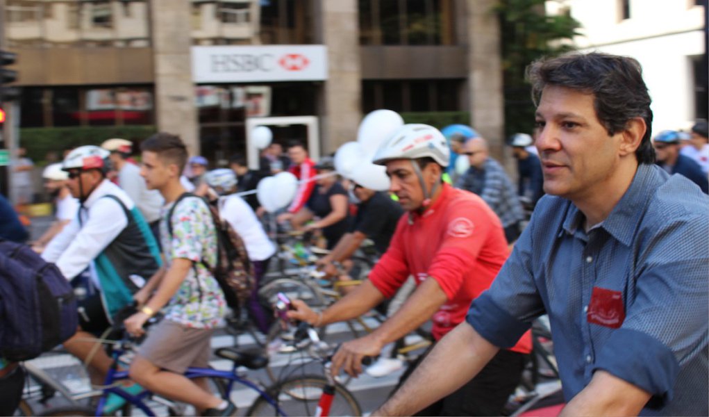 Prefeito de São Paulo inaugura ciclovia na Avenida Paulista e rebate críticas de quem chamou de "infiltrados", apesar de dizer que respeita a manifestação contrária; "Isso aqui não é uma política partidária, é uma política que deveria ser abraçada por todos os partidos", defendeu o petista, aplaudido por ciclistas; evento reuniu milhares de pessoas na principal via da capital, que foi fechada para carros neste domingo; projeto polêmico, criticado por motoristas, tem 2,7 quilômetros e trará mais segurança aos ciclistas, que a definem como uma conquista histórica para o movimento na cidade (Foto: Gisele Federicce) Prefeito de São Paulo inaugura ciclovia na Avenida Paulista e rebate críticas de quem chamou de "infiltrados", apesar de dizer que respeita a manifestação contrária; "Isso aqui não é uma política partidária, é uma política que deveria ser abraçada por todos os partidos", defendeu o petista, aplaudido por ciclistas; evento reuniu milhares de pessoas na principal via da capital, que foi fechada para carros neste domingo; projeto polêmico, criticado por motoristas, tem 2,7 quilômetros e trará mais segurança aos ciclistas, que a definem como uma conquista histórica para o movimento na cidade