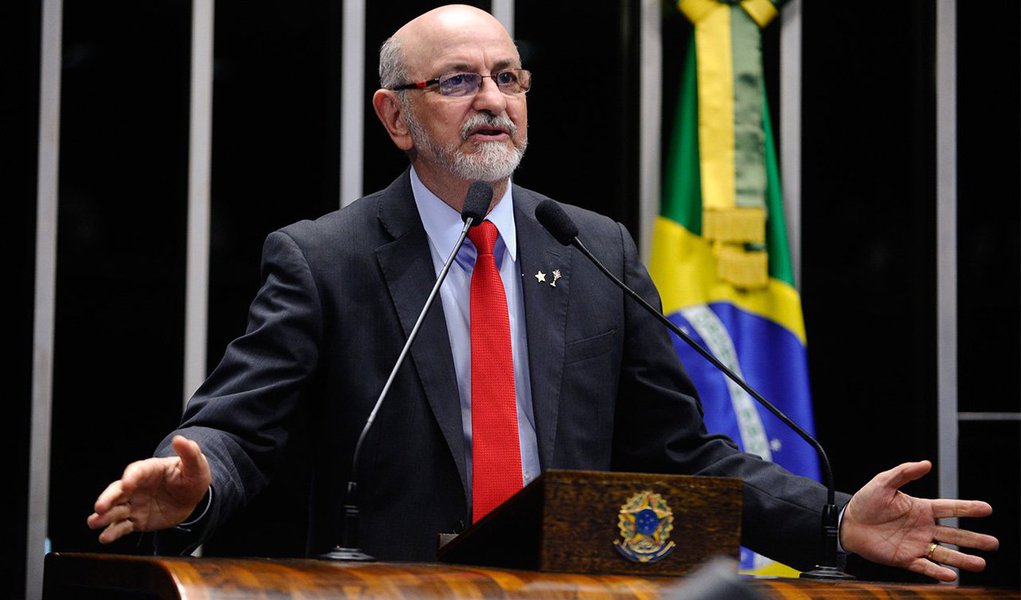 Durante a votação pelo Senado da Medida Provisória que reajustou a tabela do Imposto de Renda, o senador Donizeti Nogueira (PT-TO) defendeu a cobrança de impostos maiores para os detentores de grandes fortunas; "Voto a favor, mas gostaria de votar em um escalonamento diferente para aqueles que ganham mais dinheiro pagassem mais imposto e quem ganha menos, pagassem menos", defendeu; estudos do PT indicam que a Imposto Sobre Grandes Fortunas (IGF) poderia render R$ 100 bilhões com taxação de a partir de 1% sobre quantias superiores a R$ 1 milhão; "Eles deveriam pagar mais impostos para ajudar a financiar o desenvolvimento do país", completou Donizeti (Foto: Aquiles Lins) Durante a votação pelo Senado da Medida Provisória que reajustou a tabela do Imposto de Renda, o senador Donizeti Nogueira (PT-TO) defendeu a cobrança de impostos maiores para os detentores de grandes fortunas; "Voto a favor, mas gostaria de votar em um escalonamento diferente para aqueles que ganham mais dinheiro pagassem mais imposto e quem ganha menos, pagassem menos", defendeu; estudos do PT indicam que a Imposto Sobre Grandes Fortunas (IGF) poderia render R$ 100 bilhões com taxação de a partir de 1% sobre quantias superiores a R$ 1 milhão; "Eles deveriam pagar mais impostos para ajudar a financiar o desenvolvimento do país", completou Donizeti