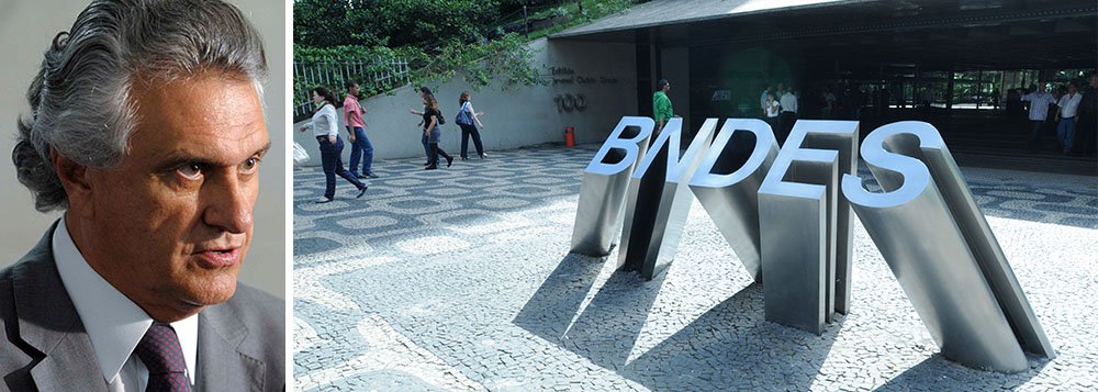 O senador Ronaldo Caiado (DEM-GO) pretende oficializar na próxima semana a CPI do BNDES com a leitura do seu requerimento em plenário; o líder do Democratas toma como base a revista Época que cita a constatação do Ministério Público de uma "malandragem" para driblar a Lei de Responsabilidade Fiscal e transformar o banco em credor do Tesouro Nacional; “Não podemos fazer cara de paisagem diante do que está acontecendo, nem mesmo ficar no denuncismo. É preciso agir, e a única forma de assumirmos essa responsabilidade é instalando a Comissão Parlamentar de Inquérito”, justifica (Foto: Voney Malta) O senador Ronaldo Caiado (DEM-GO) pretende oficializar na próxima semana a CPI do BNDES com a leitura do seu requerimento em plenário; o líder do Democratas toma como base a revista Época que cita a constatação do Ministério Público de uma "malandragem" para driblar a Lei de Responsabilidade Fiscal e transformar o banco em credor do Tesouro Nacional; “Não podemos fazer cara de paisagem diante do que está acontecendo, nem mesmo ficar no denuncismo. É preciso agir, e a única forma de assumirmos essa responsabilidade é instalando a Comissão Parlamentar de Inquérito”, justifica