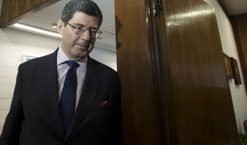 O ministro da Fazenda, Joaquim Levy, disse, por meio de nota, que a frase dita por ele durante uma palestra realizada para ex-alunos da Universidade de Chicago , onde afirmava que a presidente Dilma Rousseff era bem intencionada, mas nem sempre agia de forma efetiva, foi mal interpretada; "O ministro sublinha que os elementos dessa fala são os seguintes: aqueles que têm a honra de encontrarem-se ministros sabem que a orientação da política do governo é genuína, reconhecem que o cumprimento de seus deveres exige ações difíceis, inclusive da Exma Sra. Presidente, Dilma Rousseff, e eles têm a humildade de reconhecer que nem todas as medidas tomadas têm a efetividade esperada", escreveu (Foto: Paulo Emílio) O ministro da Fazenda, Joaquim Levy, disse, por meio de nota, que a frase dita por ele durante uma palestra realizada para ex-alunos da Universidade de Chicago , onde afirmava que a presidente Dilma Rousseff era bem intencionada, mas nem sempre agia de forma efetiva, foi mal interpretada; "O ministro sublinha que os elementos dessa fala são os seguintes: aqueles que têm a honra de encontrarem-se ministros sabem que a orientação da política do governo é genuína, reconhecem que o cumprimento de seus deveres exige ações difíceis, inclusive da Exma Sra. Presidente, Dilma Rousseff, e eles têm a humildade de reconhecer que nem todas as medidas tomadas têm a efetividade esperada", escreveu