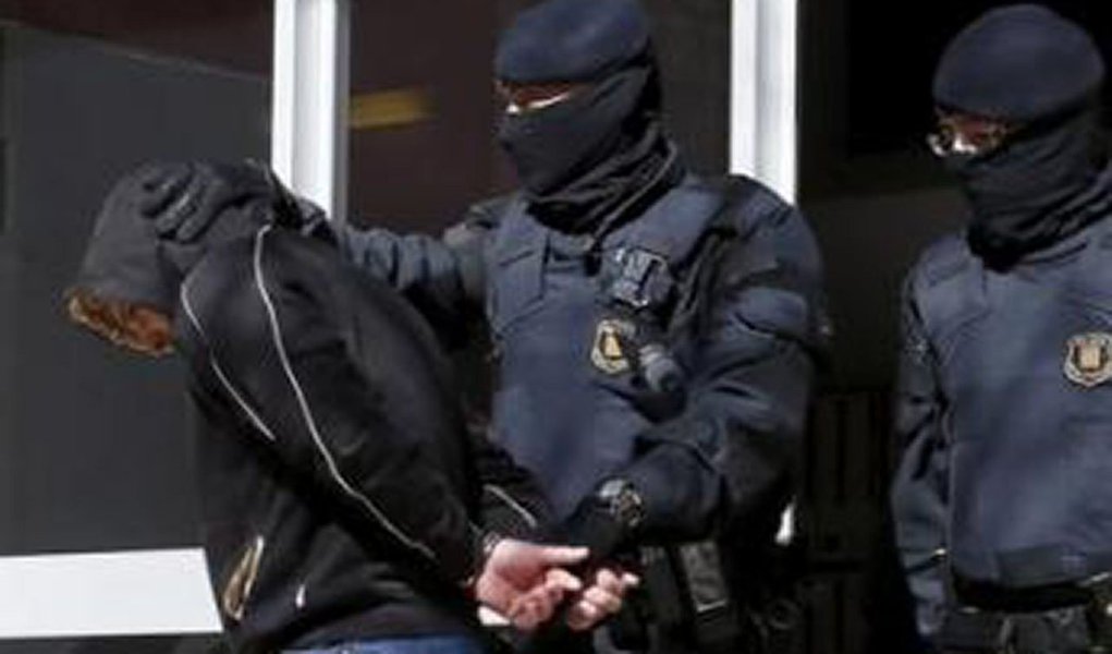 A Espanha prendeu 11 pessoas na região da Catalunha, nordeste da Espanha, nesta quarta-feira como parte de uma operação contra militantes islâmicos, informou a polícia; "Os presos são acusados, entre outros crimes, de pertencer a uma organização terrorista", disse uma porta-voz da polícia catalã (Foto: Paulo Emílio) A Espanha prendeu 11 pessoas na região da Catalunha, nordeste da Espanha, nesta quarta-feira como parte de uma operação contra militantes islâmicos, informou a polícia; "Os presos são acusados, entre outros crimes, de pertencer a uma organização terrorista", disse uma porta-voz da polícia catalã