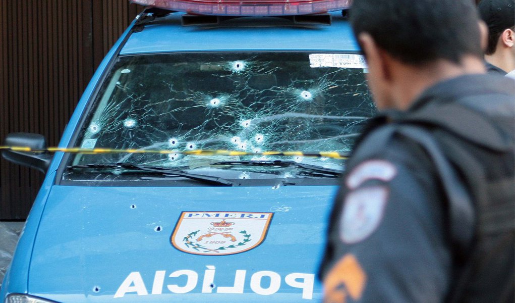 Mais um policial militar foi baleado no município do Rio; é o sexto PM alvejado por bandidos em menos de 24 horas na capital fluminense; outros cinco PMs já haviam sido baleados, um deles morreu; de acordo com o 3°BPM (Méier), o PM foi baleado em uma tentativa de assalto, no bairro do Cachambi, na Zona Norte do Rio; o agente foi socorrido e encaminhado ao Hospital Central da corporação, no Estácio, também na Zona Norte, onde morreu o agente Anderson Senna Freire (Foto: Leonardo Lucena) Mais um policial militar foi baleado no município do Rio; é o sexto PM alvejado por bandidos em menos de 24 horas na capital fluminense; outros cinco PMs já haviam sido baleados, um deles morreu; de acordo com o 3°BPM (Méier), o PM foi baleado em uma tentativa de assalto, no bairro do Cachambi, na Zona Norte do Rio; o agente foi socorrido e encaminhado ao Hospital Central da corporação, no Estácio, também na Zona Norte, onde morreu o agente Anderson Senna Freire