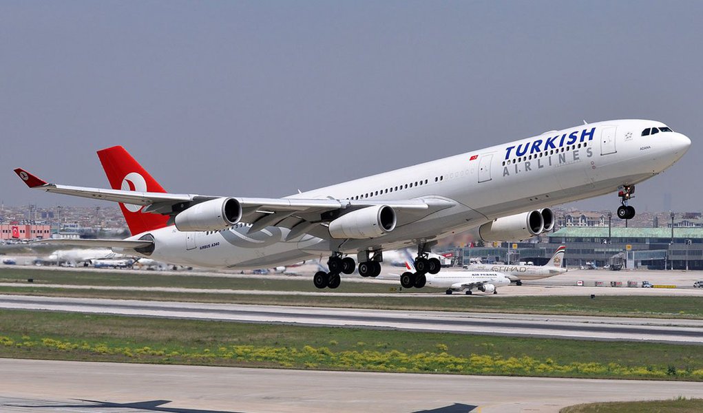 Boeing 777-300ER, da companhia Turkish Airlines, da Turquia, saiu de Istambul e aterrissou em segurança no aeroporto de Casablanca, depois de ter sido encontrado um bilhete que dizia que havia uma bomba em um dos banheiros (Foto: Gisele Federicce) Boeing 777-300ER, da companhia Turkish Airlines, da Turquia, saiu de Istambul e aterrissou em segurança no aeroporto de Casablanca, depois de ter sido encontrado um bilhete que dizia que havia uma bomba em um dos banheiros