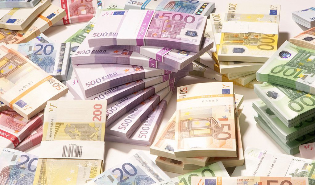 O grande projeto da Europa de unir as suas nações de forma inquebrável por intermédio de uma moeda comum navega em águas não exploradas depois que os governos da União Europeia (UE) recusaram recursos para salvar a Grécia do calote da sua dívida; ministros financeiros dos outros 18 países da zona do euro fizeram coro sobre a permanência da Grécia no bloco, mas manifestaram irritação com a decisão do governo grego de esquerda de rejeitar a oferta final dos credores e convocar um referendo (Foto: Leonardo Attuch) O grande projeto da Europa de unir as suas nações de forma inquebrável por intermédio de uma moeda comum navega em águas não exploradas depois que os governos da União Europeia (UE) recusaram recursos para salvar a Grécia do calote da sua dívida; ministros financeiros dos outros 18 países da zona do euro fizeram coro sobre a permanência da Grécia no bloco, mas manifestaram irritação com a decisão do governo grego de esquerda de rejeitar a oferta final dos credores e convocar um referendo
