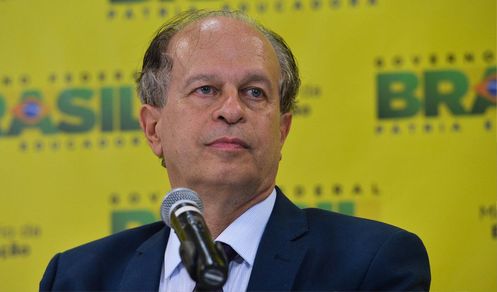 A educação básica, que vai da creche até o ensino médio, será prioridade do Ministério da Educação (MEC), no que diz respeito a preservação de recursos, segundo o novo ministro da Educação, Renato Janine Ribeiro; "Todos os ministros dizem que o foco principal é a educação básica. Com certeza é e com certeza tem que ser e isso é mais ou menos óbvio, as crianças são as mais vulneráveis", disse ele; Ribeiro pretende engajar universidades e institutos federais no ensino básico, para "aumentar a produtividade do nosso orçamento" (Foto: Valter Lima) A educação básica, que vai da creche até o ensino médio, será prioridade do Ministério da Educação (MEC), no que diz respeito a preservação de recursos, segundo o novo ministro da Educação, Renato Janine Ribeiro; "Todos os ministros dizem que o foco principal é a educação básica. Com certeza é e com certeza tem que ser e isso é mais ou menos óbvio, as crianças são as mais vulneráveis", disse ele; Ribeiro pretende engajar universidades e institutos federais no ensino básico, para "aumentar a produtividade do nosso orçamento"