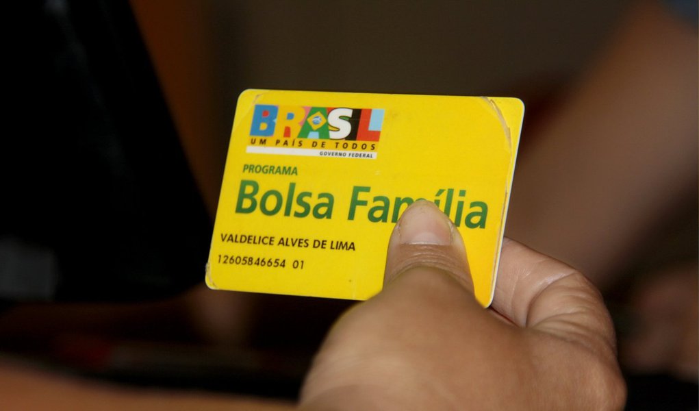Mais de 56 mil famílias cadastradas no programa Bolsa Família podem ter o benefício bloqueado no Rio, se não atualizarem seus dados cadastrais até 12 de dezembro; o benefício será bloqueado e, após 60 dias, cancelado; os beneficiários que receberam avisos no extrato de pagamento do programa, sobre a necessidade de atualizarem os dados, devem procurar a gestão do Bolsa Família do município; até outubro, 57,9% dos cerca de 97 mil beneficiários com cadastros desatualizados no estado do Rio ainda não tinham feito a revisão cadastral (Foto: Leonardo Lucena) Mais de 56 mil famílias cadastradas no programa Bolsa Família podem ter o benefício bloqueado no Rio, se não atualizarem seus dados cadastrais até 12 de dezembro; o benefício será bloqueado e, após 60 dias, cancelado; os beneficiários que receberam avisos no extrato de pagamento do programa, sobre a necessidade de atualizarem os dados, devem procurar a gestão do Bolsa Família do município; até outubro, 57,9% dos cerca de 97 mil beneficiários com cadastros desatualizados no estado do Rio ainda não tinham feito a revisão cadastral