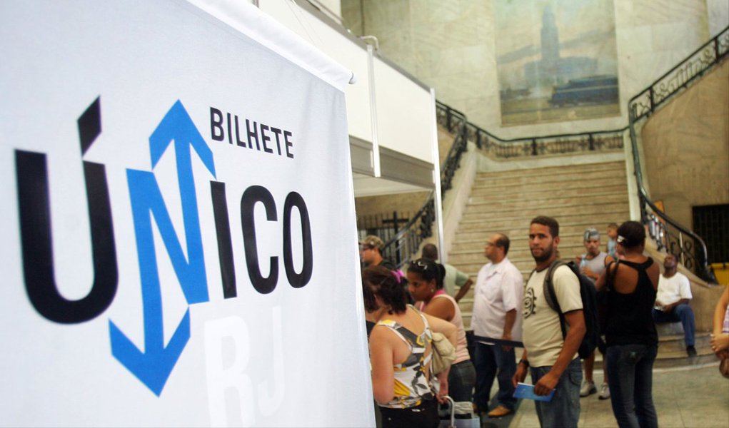 A Secretaria Estadual de Transportes anunciou medidas para combater fraudes no uso do Bilhete Único (BU), como a criação de uma Controladoria-geral Intermunicipal do Bilhete Único, implantação do sistema de biometria e a limitação de uma das duas viagens de integração do BU ao valor de até R$ 3,70; o governador Luiz Fernando Pezão encaminhará à Assembleia Legislativa do Rio (Alerj) nos próximos dias; a RioCard e as concessionárias que operam o sistema arcarão com os custos da biometria (Foto: Leonardo Lucena) A Secretaria Estadual de Transportes anunciou medidas para combater fraudes no uso do Bilhete Único (BU), como a criação de uma Controladoria-geral Intermunicipal do Bilhete Único, implantação do sistema de biometria e a limitação de uma das duas viagens de integração do BU ao valor de até R$ 3,70; o governador Luiz Fernando Pezão encaminhará à Assembleia Legislativa do Rio (Alerj) nos próximos dias; a RioCard e as concessionárias que operam o sistema arcarão com os custos da biometria
