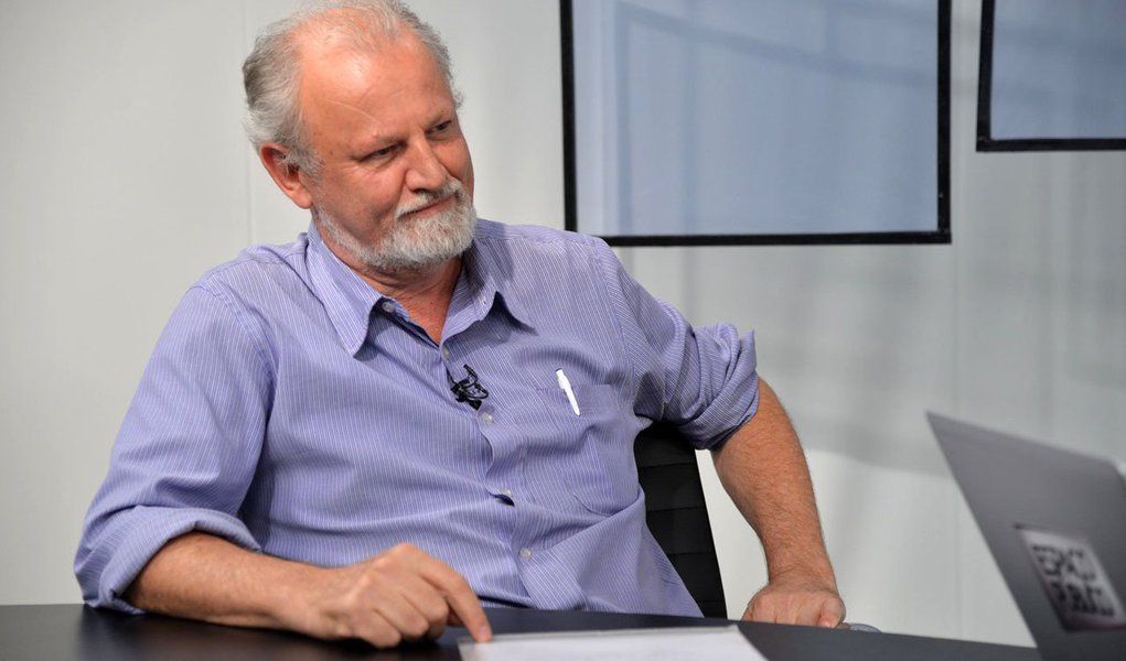 Líder do Movimento dos Trabalhadores Rurais Sem Terra (MST) avalia que "o governo está se comportando como refém do PMDB e não tem tido coragem de enfrentar pelo menos a crise política"; em entrevista, João Pedro Stédile defende que a presidente Dilma deve "repactuar a agenda com os movimentos sociais", que serão recebidos hoje no Planalto pela petista, e ressalta que não há condições políticas nem constitucionais para um golpe (Foto: Gisele Federicce) Líder do Movimento dos Trabalhadores Rurais Sem Terra (MST) avalia que "o governo está se comportando como refém do PMDB e não tem tido coragem de enfrentar pelo menos a crise política"; em entrevista, João Pedro Stédile defende que a presidente Dilma deve "repactuar a agenda com os movimentos sociais", que serão recebidos hoje no Planalto pela petista, e ressalta que não há condições políticas nem constitucionais para um golpe