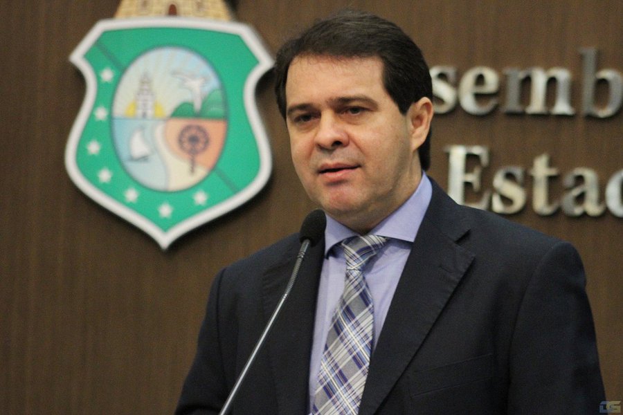 As obras do Metrofor deverão ser retomadas até o fim deste mês, de acordo com o líder do governo na Assembleia Legislativa, Evandro Leitão (PDT). Segundo o parlamentar, a paralisação no primeiro semestre deste ano se deu por conta de uma reformulação societária, e não por falta de repasses de verbas para o empreendimento (Foto: Rodrigo Rocha) As obras do Metrofor deverão ser retomadas até o fim deste mês, de acordo com o líder do governo na Assembleia Legislativa, Evandro Leitão (PDT). Segundo o parlamentar, a paralisação no primeiro semestre deste ano se deu por conta de uma reformulação societária, e não por falta de repasses de verbas para o empreendimento