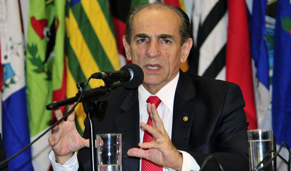 O relator da reforma política que tramita na Câmara dos Deputados, deputado Marcelo Castro (PMDB-PI) defendeu uma mudança nas regras do sistema político e eleitoral; "Dois anos após as eleições, 70% da população não sabe em quem votou para deputado. A população está totalmente desconectada dos políticos ou não está nem aí para os políticos”, afirmou; Castro participa de audiência pública sobre a reforma política na Assembleia Legislativa do Tocantins; segundo ele, deve constar no relatório que vai a plenário o fim da reeleição, a unificação das eleições e o fim das coligações proporcionais (Foto: Aquiles Lins) O relator da reforma política que tramita na Câmara dos Deputados, deputado Marcelo Castro (PMDB-PI) defendeu uma mudança nas regras do sistema político e eleitoral; "Dois anos após as eleições, 70% da população não sabe em quem votou para deputado. A população está totalmente desconectada dos políticos ou não está nem aí para os políticos”, afirmou; Castro participa de audiência pública sobre a reforma política na Assembleia Legislativa do Tocantins; segundo ele, deve constar no relatório que vai a plenário o fim da reeleição, a unificação das eleições e o fim das coligações proporcionais