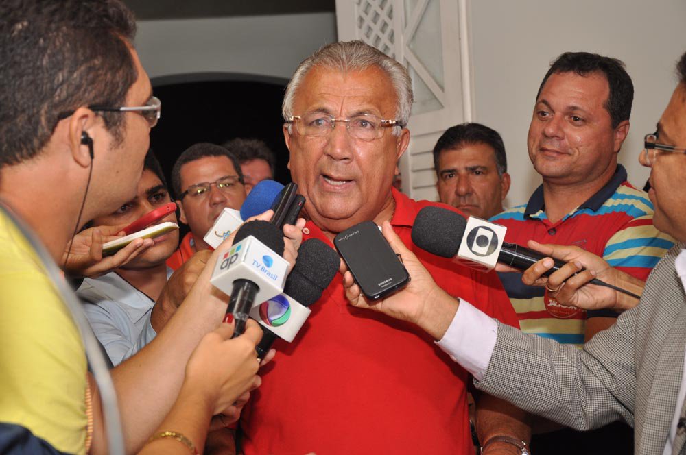 Governador Jackson Barreto (PMDB) afirma que "virão transformações profundas" em seu governo, a partir de 1º de janeiro de 2015; reeleito na disputa eleitoral deste ano, ele diz que não é necessário que os atuais secretários estaduais coloquem seus cargos à disposição para deixá-lo mais à vontade nas mudanças que pretende executar; JB estuda enxugamento da máquina, com redução de secretarias e cargos (Foto: Valter Lima) Governador Jackson Barreto (PMDB) afirma que "virão transformações profundas" em seu governo, a partir de 1º de janeiro de 2015; reeleito na disputa eleitoral deste ano, ele diz que não é necessário que os atuais secretários estaduais coloquem seus cargos à disposição para deixá-lo mais à vontade nas mudanças que pretende executar; JB estuda enxugamento da máquina, com redução de secretarias e cargos