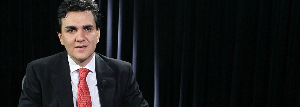 Atual secretário da Educação da gestão Fernando Haddad (PT), Gabriel Chalita é investigado por crimes de formação de quadrilha, lavagem de dinheiro, peculato, corrupção ativa e passiva, e fraude a licitação na condução da pasta, entre 2002 e 2006, nas gestões de Geraldo Alckmin (PSDB) e Cláudio Lembo (então no DEM); duas investigações foram abertas contra ele em 2013, mas as ações foram trancadas por falta de provas; promotores alegam, agora, ter novos indícios de que Chalita teria recebido aproximadamente R$ 50 milhões de empresas contratadas (Foto: Roberta Namour) Atual secretário da Educação da gestão Fernando Haddad (PT), Gabriel Chalita é investigado por crimes de formação de quadrilha, lavagem de dinheiro, peculato, corrupção ativa e passiva, e fraude a licitação na condução da pasta, entre 2002 e 2006, nas gestões de Geraldo Alckmin (PSDB) e Cláudio Lembo (então no DEM); duas investigações foram abertas contra ele em 2013, mas as ações foram trancadas por falta de provas; promotores alegam, agora, ter novos indícios de que Chalita teria recebido aproximadamente R$ 50 milhões de empresas contratadas