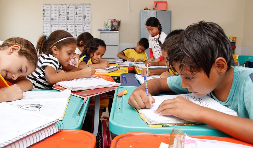 Dados da União Nacional dos Dirigentes Municipais de Educação (Undime) apontam que 96% dos 139 municípios do Tocantins já sancionaram as leis dos Planos Municipais de Educação (PEE); com os Planos aprovados e sancionados, as Prefeituras terão a capacidade de articular e botar em prática políticas públicas em educação eficientes para a população; "Nós estamos entre os Estados com maior percentual de planos sancionados. Isso demonstra uma grande evolução porque isso representa a grande capacidade de todo o Estado de planejar e elaborar um planejamento em educação", disse o presidente da Undime no Tocantins, Jorciley de Oliveira (Foto: Aquiles Lins) Dados da União Nacional dos Dirigentes Municipais de Educação (Undime) apontam que 96% dos 139 municípios do Tocantins já sancionaram as leis dos Planos Municipais de Educação (PEE); com os Planos aprovados e sancionados, as Prefeituras terão a capacidade de articular e botar em prática políticas públicas em educação eficientes para a população; "Nós estamos entre os Estados com maior percentual de planos sancionados. Isso demonstra uma grande evolução porque isso representa a grande capacidade de todo o Estado de planejar e elaborar um planejamento em educação", disse o presidente da Undime no Tocantins, Jorciley de Oliveira