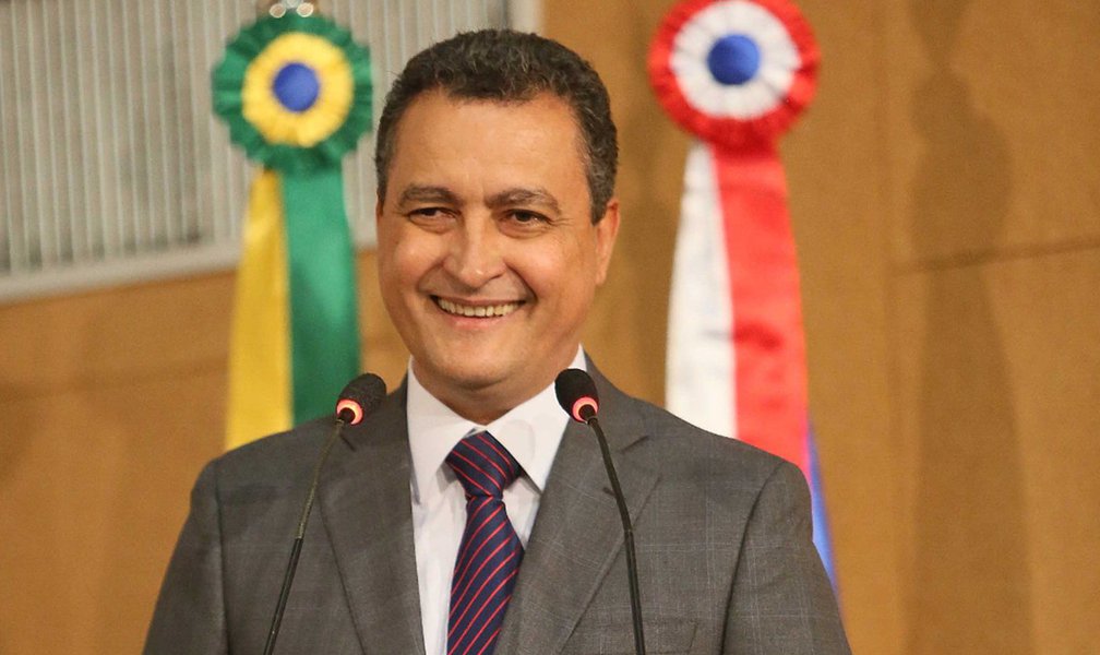 Governador Rui Costa sancionou a Lei Nº 13.342, de 7 de maio de 2015, que reajusta o salário dos servidores públicos; conforme publicação no Diário Oficial do Estado, a lei 'reajusta vencimentos, subsídios, soldos e gratificações dos cargos efetivos, cargos em comissão e funções gratificadas, proventos e pensões da Administração direta, autárquica e fundacional do Poder Executivo'; aprovada pela Assembleia Legislativa, a lei diz que os salários ficam reajustados em 3,5%, retroativo a 1º de março deste ano (Foto: Romulo Faro) Governador Rui Costa sancionou a Lei Nº 13.342, de 7 de maio de 2015, que reajusta o salário dos servidores públicos; conforme publicação no Diário Oficial do Estado, a lei 'reajusta vencimentos, subsídios, soldos e gratificações dos cargos efetivos, cargos em comissão e funções gratificadas, proventos e pensões da Administração direta, autárquica e fundacional do Poder Executivo'; aprovada pela Assembleia Legislativa, a lei diz que os salários ficam reajustados em 3,5%, retroativo a 1º de março deste ano