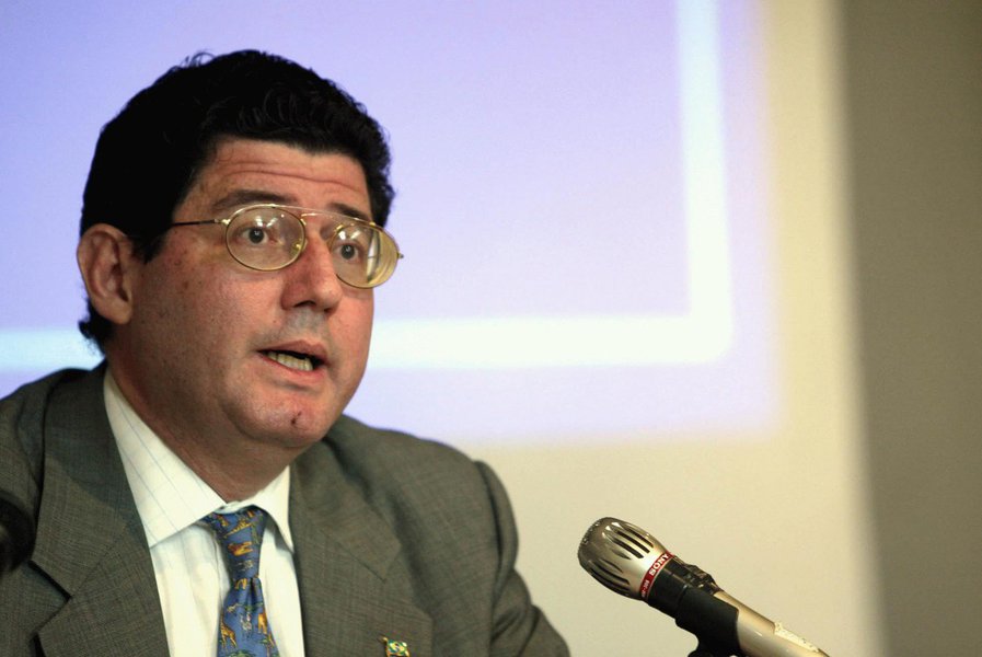 Nome do ex-secretário do Tesouro na nova equipe econômica da presidente Dilma "irá gerar reações dentro do PT", afirma Paulo Moreira Leite, diretor do 247 em Brasília; parcela ponderável de dirigentes do partido teme que "sua presença seja sinal de que o governo pretenda realizar um ajuste muito mais doloroso do que se anunciou na campanha", explica o colunista; escolha, em sua avaliação, "representa uma nova versão da estratégia de Lula e Dilma para enfrentar as fraquezas do crescimento econômico"; PML diz que oficialização dos nomes, prevista para ontem, vai acontecer apenas na próxima quinta-feira, à espera da aprovação da mudança no cálculo do superávit primário; leia a íntegra (Foto: Gisele Federicce) Nome do ex-secretário do Tesouro na nova equipe econômica da presidente Dilma "irá gerar reações dentro do PT", afirma Paulo Moreira Leite, diretor do 247 em Brasília; parcela ponderável de dirigentes do partido teme que "sua presença seja sinal de que o governo pretenda realizar um ajuste muito mais doloroso do que se anunciou na campanha", explica o colunista; escolha, em sua avaliação, "representa uma nova versão da estratégia de Lula e Dilma para enfrentar as fraquezas do crescimento econômico"; PML diz que oficialização dos nomes, prevista para ontem, vai acontecer apenas na próxima quinta-feira, à espera da aprovação da mudança no cálculo do superávit primário; leia a íntegra