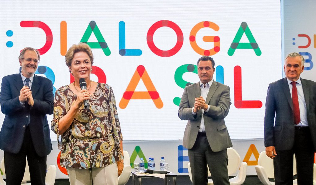 A presidente Dilma Rousseff afirmou nesta sexta (14), em Salvador, que vai trabalhar pelo país mesmo "debaixo da pressão, desfaçatez e intolerância que às vezes recai sobre Brasília"; em discurso para uma plateia de integrantes de movimentos sociais e parlamentares do PT e partidos aliados, durante lançamento do Dialoga Brasil a presidente criticou a "insidiosa tentativa de criar no Brasil uma situação de 'quanto pior, melhor'"; a presidente também teve um encontro fechado com um grupo de 40 empresários de diferentes setores da economia (Foto: Valter Lima) A presidente Dilma Rousseff afirmou nesta sexta (14), em Salvador, que vai trabalhar pelo país mesmo "debaixo da pressão, desfaçatez e intolerância que às vezes recai sobre Brasília"; em discurso para uma plateia de integrantes de movimentos sociais e parlamentares do PT e partidos aliados, durante lançamento do Dialoga Brasil a presidente criticou a "insidiosa tentativa de criar no Brasil uma situação de 'quanto pior, melhor'"; a presidente também teve um encontro fechado com um grupo de 40 empresários de diferentes setores da economia