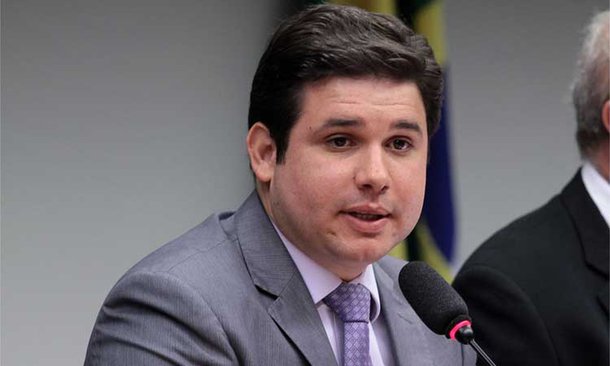 Está fazendo pelo PMDB o que o ex-senador Efraim Morais fez pelo DEM na CPI dos Bingos, que acertou em cheio o PT e livrou todos os demais partidos e personagens (Foto: Walter Santos) Está fazendo pelo PMDB o que o ex-senador Efraim Morais fez pelo DEM na CPI dos Bingos, que acertou em cheio o PT e livrou todos os demais partidos e personagens