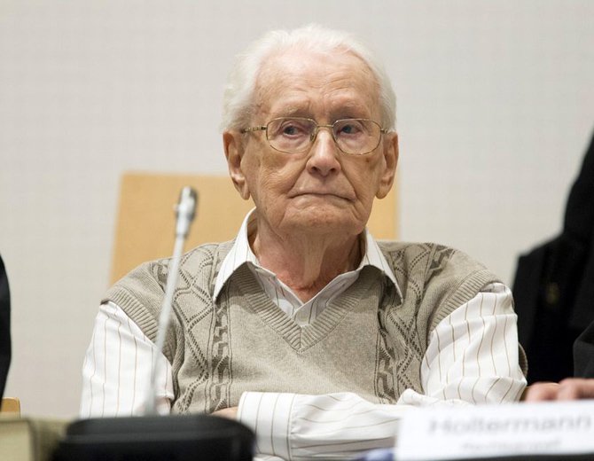 Num Brasil de disputas, farsas, ganâncias e total descaso às questões que envolvem ética e humanidade, é sempre bom ter em mente a imagem do Groning ou Eichmann negando suas culpas e crimes e alegando fazer parte "do trabalho" (Foto: Bia Willcox) Num Brasil de disputas, farsas, ganâncias e total descaso às questões que envolvem ética e humanidade, é sempre bom ter em mente a imagem do Groning ou Eichmann negando suas culpas e crimes e alegando fazer parte "do trabalho"