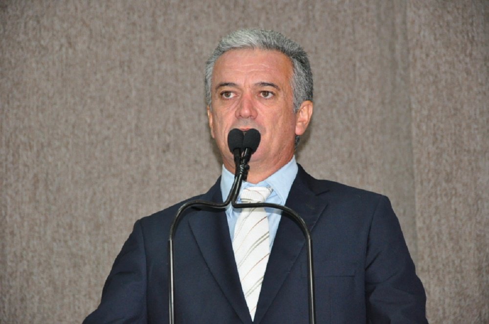 O vereador Ivaldo José (PSD), que integra a bancada governista na Câmara, reitera o discurso do prefeito João Alves Filho (DEM) de que a gestão anterior deixou dívidas com a empresa Torre, responsável pela coleta de lixo em Aracaju; mas ele reconhece que “o acúmulo dessa dívida foi crescendo” na atual administração; “Realmente tem dívida da gestão passada. Estávamos na Câmara e a Torre chegou a falar dessa dívida. Mas já um acúmulo da atual gestão que foi crescendo”, disse; ele informa que o prefeito renegociou o débito, mas que “devido a uma escassez de recursos e de dificuldades financeiras”, esse acordo não foi cumprido (Foto: Valter Lima) O vereador Ivaldo José (PSD), que integra a bancada governista na Câmara, reitera o discurso do prefeito João Alves Filho (DEM) de que a gestão anterior deixou dívidas com a empresa Torre, responsável pela coleta de lixo em Aracaju; mas ele reconhece que “o acúmulo dessa dívida foi crescendo” na atual administração; “Realmente tem dívida da gestão passada. Estávamos na Câmara e a Torre chegou a falar dessa dívida. Mas já um acúmulo da atual gestão que foi crescendo”, disse; ele informa que o prefeito renegociou o débito, mas que “devido a uma escassez de recursos e de dificuldades financeiras”, esse acordo não foi cumprido