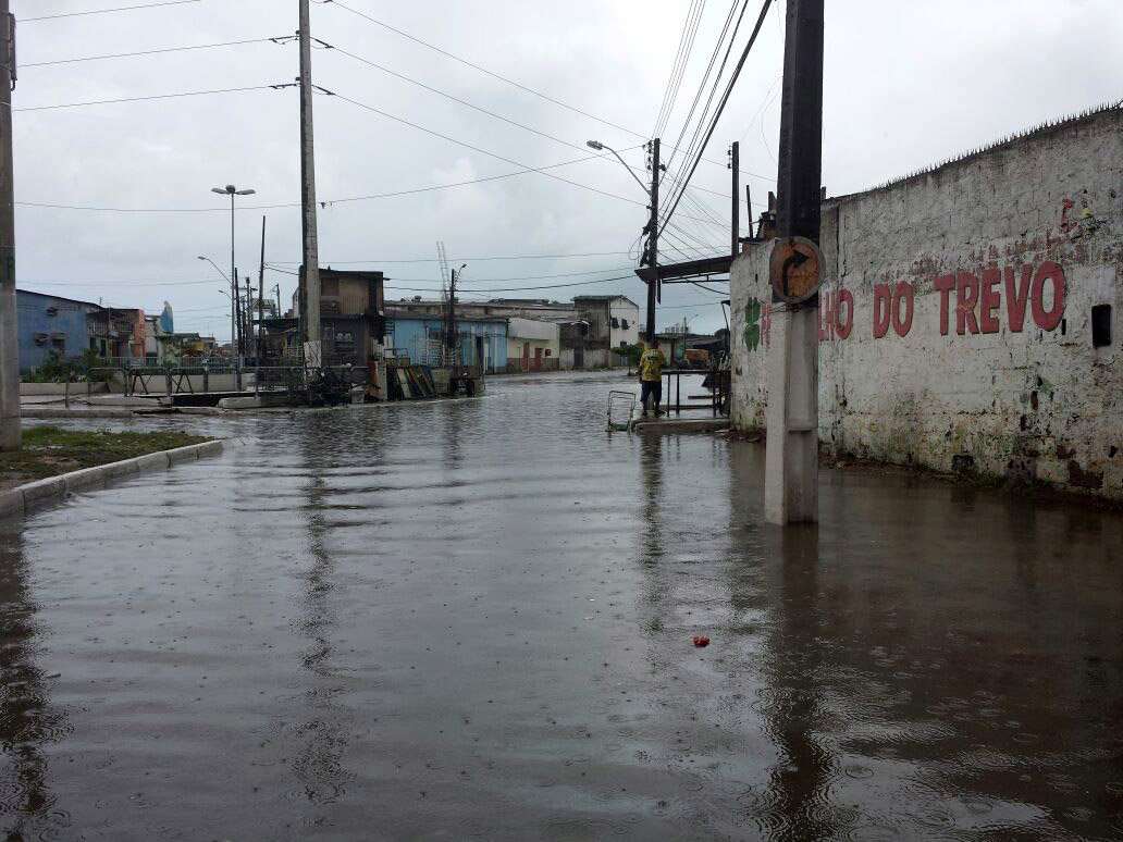 Por causa das chuvas fracas mas constantes que atingem Maceió, o riacho que circunda o Mercado da Produção transbordou; carros, pedestres e moradores das residências que ficam no entorno enfrentam muitas dificuldades de circulação; chuva também atrapalhou a Corrida de Canoas e Barcos à Vela de São Pedro, no bairro do Vergel do Lago (Foto: Voney Malta) Por causa das chuvas fracas mas constantes que atingem Maceió, o riacho que circunda o Mercado da Produção transbordou; carros, pedestres e moradores das residências que ficam no entorno enfrentam muitas dificuldades de circulação; chuva também atrapalhou a Corrida de Canoas e Barcos à Vela de São Pedro, no bairro do Vergel do Lago