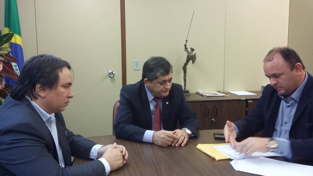 O líder do governo na Câmara se reuniu hoje, 4, com os prefeitos de Pindoretama, Valdemar Araújo, de Guaiuba, Kaio Holanda, e Dagmauro Moreira, de Itapipoca (Foto: Renata Paiva) O líder do governo na Câmara se reuniu hoje, 4, com os prefeitos de Pindoretama, Valdemar Araújo, de Guaiuba, Kaio Holanda, e Dagmauro Moreira, de Itapipoca