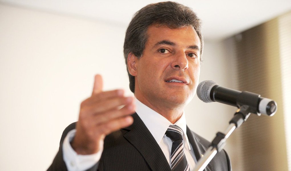 Após um primeiro semestre sob forte pressão de funcionários públicos por conta do pacote de ajustes fiscais, o governador Beto Richa (PSDB) afirmou que "graças ao ajuste fiscal e ao corte de despesas que promovemos no início do ano, o Paraná será um dos primeiros estados do País a vencer a crise. As medidas permitiram ao Paraná alcançar, hoje, uma situação mais equilibrada"; apesar da comemoração de Richa, o secretário estadual da Fazenda, Mauro Ricardo Costa, havia dito que a crise financeira local não é fruto do baixo desempenho econômico nacional, e sim de erros cometidos pelo próprio governo estadual (Foto: Leonardo Lucena) Após um primeiro semestre sob forte pressão de funcionários públicos por conta do pacote de ajustes fiscais, o governador Beto Richa (PSDB) afirmou que "graças ao ajuste fiscal e ao corte de despesas que promovemos no início do ano, o Paraná será um dos primeiros estados do País a vencer a crise. As medidas permitiram ao Paraná alcançar, hoje, uma situação mais equilibrada"; apesar da comemoração de Richa, o secretário estadual da Fazenda, Mauro Ricardo Costa, havia dito que a crise financeira local não é fruto do baixo desempenho econômico nacional, e sim de erros cometidos pelo próprio governo estadual