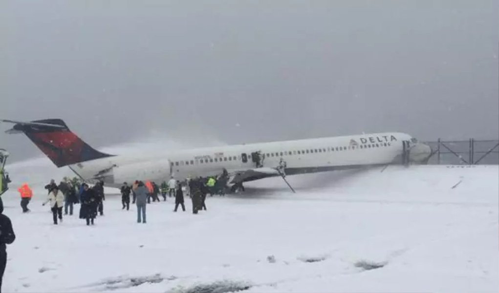Um avião da Delta Air Lines deslizou na pista do Aeroporto LaGuardia, em Nova York, ao pousar sobre a neve nesta quinta-feira, 5, de acordo com a Administração Federal de Aviação; não houve relatos sobre feridos e o aeroporto foi fechado por causa do incidente envolvendo o voo 1086; oram cancelados 3.697 voos e os aeroportos de Dallas, Washington, Filadélfia e da região metropolitana de Nova York foram os mais prejudicados; estado norte-americano do Kentucky chegou a acumular 55 centímetros de neve (Foto: Aquiles Lins) Um avião da Delta Air Lines deslizou na pista do Aeroporto LaGuardia, em Nova York, ao pousar sobre a neve nesta quinta-feira, 5, de acordo com a Administração Federal de Aviação; não houve relatos sobre feridos e o aeroporto foi fechado por causa do incidente envolvendo o voo 1086; oram cancelados 3.697 voos e os aeroportos de Dallas, Washington, Filadélfia e da região metropolitana de Nova York foram os mais prejudicados; estado norte-americano do Kentucky chegou a acumular 55 centímetros de neve