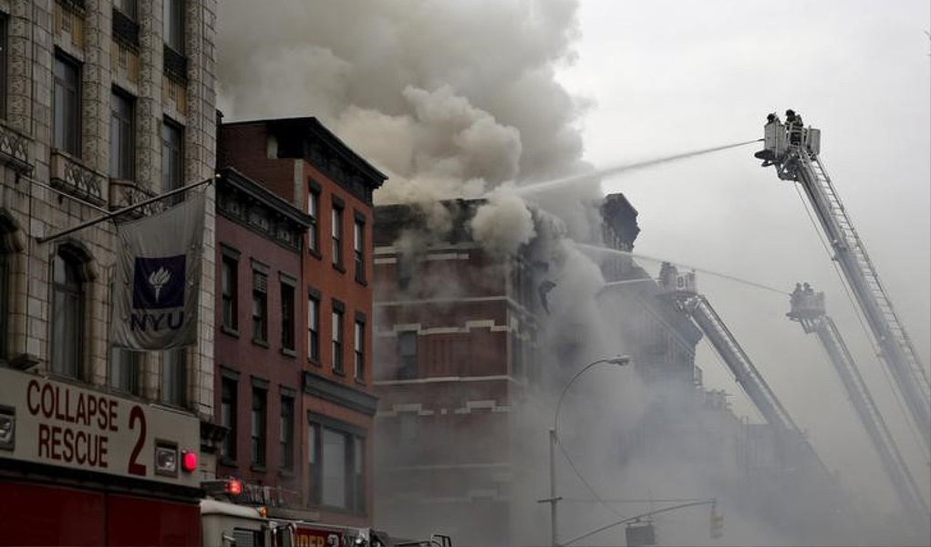 Um grande prédio residencial desabou e foi envolvido pelas chamas nesta quinta (25) no bairro de East Village, em Nova York, ferindo 12 pessoas, quatro delas gravemente; testemunhas relataram uma grande explosão no local e um edifício adjacente também ficou em chamas (Foto: Valter Lima) Um grande prédio residencial desabou e foi envolvido pelas chamas nesta quinta (25) no bairro de East Village, em Nova York, ferindo 12 pessoas, quatro delas gravemente; testemunhas relataram uma grande explosão no local e um edifício adjacente também ficou em chamas