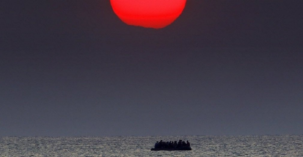 Pelo menos 40 migrantes que estavam a bordo de um navio no Mediterrâneo foram encontrados mortos neste sábado, anunciou a Marinha italiana; um helicóptero da Marinha avistou um barco afundando cerca de 21 milhas ao largo da costa da Líbia, ao Sul da ilha italiana de Lampedusa; barco transportava cerca de 300 imigrantes e estava sobrecarregado; no dia 13, bote superlotado por refugiados sírios foi flagrado à deriva nas águas do mar Egeu (foto), entre a Turquia e a Grécia, após seu motor quebrar (Foto: José Barbacena) Pelo menos 40 migrantes que estavam a bordo de um navio no Mediterrâneo foram encontrados mortos neste sábado, anunciou a Marinha italiana; um helicóptero da Marinha avistou um barco afundando cerca de 21 milhas ao largo da costa da Líbia, ao Sul da ilha italiana de Lampedusa; barco transportava cerca de 300 imigrantes e estava sobrecarregado; no dia 13, bote superlotado por refugiados sírios foi flagrado à deriva nas águas do mar Egeu (foto), entre a Turquia e a Grécia, após seu motor quebrar