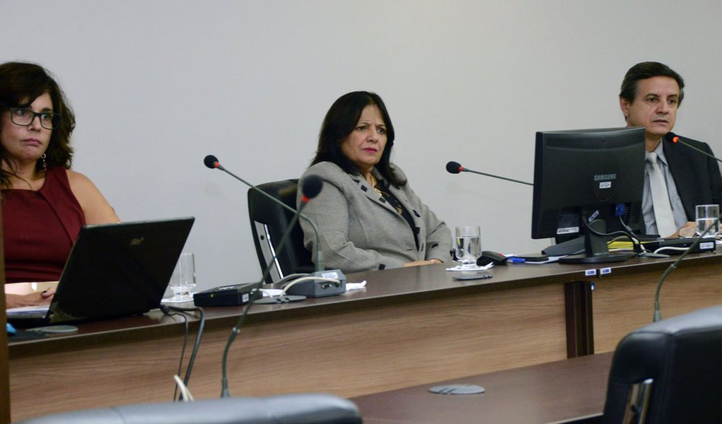 Secretário estadual da Saúde apresentou na Assembleia Legislativa o relatório de execução orçamentária e de ações na área da saúde, realizadas no primeiro quadrimestre deste ano; documento demonstrou uma herança estimada em mais de R$ 300 milhões em dívidas com fornecedores e outras despesas, além do estrangulamento do orçamento da pasta com folha de pagamento, cuja média no período foi de R$ 72 milhões; "Existe uma curva ascendente e danosa e que vai continuar se não houver um estancamento da folha de pagamento", ressaltou Bonilha (Foto: Aquiles Lins) Secretário estadual da Saúde apresentou na Assembleia Legislativa o relatório de execução orçamentária e de ações na área da saúde, realizadas no primeiro quadrimestre deste ano; documento demonstrou uma herança estimada em mais de R$ 300 milhões em dívidas com fornecedores e outras despesas, além do estrangulamento do orçamento da pasta com folha de pagamento, cuja média no período foi de R$ 72 milhões; "Existe uma curva ascendente e danosa e que vai continuar se não houver um estancamento da folha de pagamento", ressaltou Bonilha