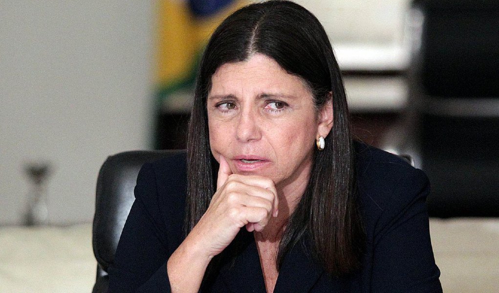 A secretaria de Transparência e Controle concluiu a auditoria relativa a fraude praticada no Portal da Transparência na administração da ex-governadora Roseana Sarney (PMDB); o relatório será encaminhado à Procuradoria Geral de Justiça, Procuradoria Geral do Estado e Secretaria de Segurança para tomada de providências; por conta da conclusão do procedimento investigativo, a Polícia Civil deverá convocar a ex-governadora Roseana e os secretários Bernardo Bringel e Fábio Gondim para prestarem os devidos esclarecimentos sobre a fraude que ocultava atos do governo passado no Portal (Foto: Leonardo Lucena) A secretaria de Transparência e Controle concluiu a auditoria relativa a fraude praticada no Portal da Transparência na administração da ex-governadora Roseana Sarney (PMDB); o relatório será encaminhado à Procuradoria Geral de Justiça, Procuradoria Geral do Estado e Secretaria de Segurança para tomada de providências; por conta da conclusão do procedimento investigativo, a Polícia Civil deverá convocar a ex-governadora Roseana e os secretários Bernardo Bringel e Fábio Gondim para prestarem os devidos esclarecimentos sobre a fraude que ocultava atos do governo passado no Portal