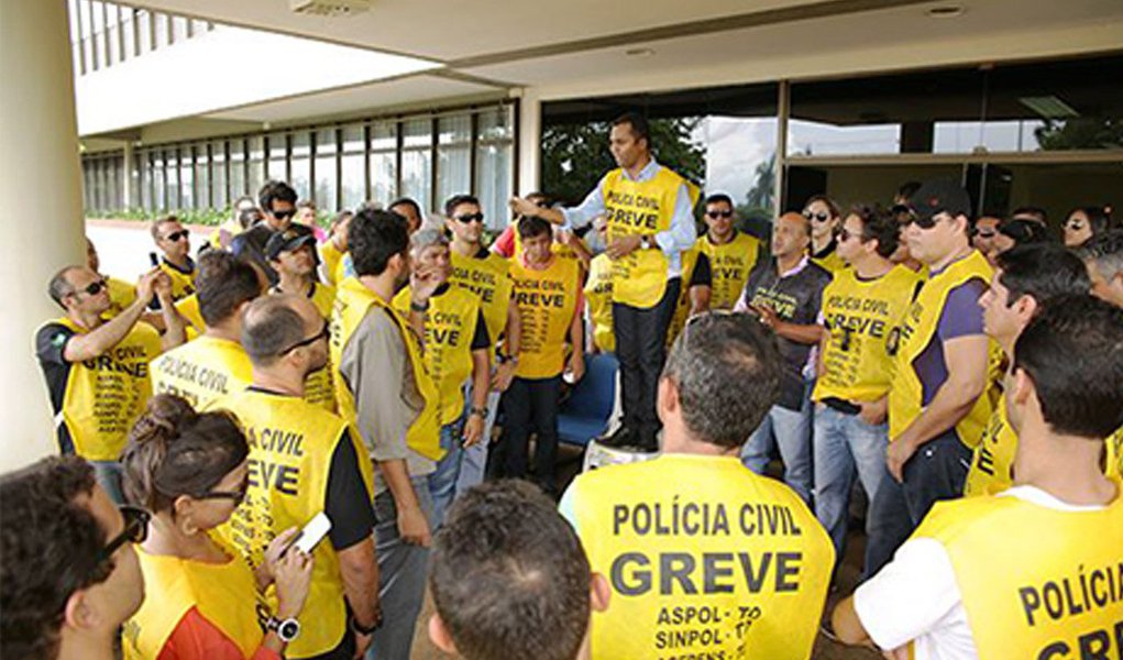 Mesmo com a nova decisão da desembargadora Maysa Vendramini Rosal, que manteve a multa de até R$ 2 milhões ao Sindicato dos Policiais Civis (Sinpol), o comando de greve afirmou que o movimento continuará; decisão foi tomada no início da tarde desta terça-feira, 24; "Está claro que não vamos desistir de lutar para restabelecer nossa conquista histórica arrancada por um decreto", destacou o presidente do Sinpol, Moisemar Marinho; sindicato acusou o governo do Estado de ter recuado quanto ao que foi acordado na reunião do dia 18; Sinpol diz que ata da reunião mostra que o governo se compromete a fixar uma data para iniciar o pagamento da primeira parcela do alinhamento salarial, principal reivindicação da categoria (Foto: Aquiles Lins) Mesmo com a nova decisão da desembargadora Maysa Vendramini Rosal, que manteve a multa de até R$ 2 milhões ao Sindicato dos Policiais Civis (Sinpol), o comando de greve afirmou que o movimento continuará; decisão foi tomada no início da tarde desta terça-feira, 24; "Está claro que não vamos desistir de lutar para restabelecer nossa conquista histórica arrancada por um decreto", destacou o presidente do Sinpol, Moisemar Marinho; sindicato acusou o governo do Estado de ter recuado quanto ao que foi acordado na reunião do dia 18; Sinpol diz que ata da reunião mostra que o governo se compromete a fixar uma data para iniciar o pagamento da primeira parcela do alinhamento salarial, principal reivindicação da categoria