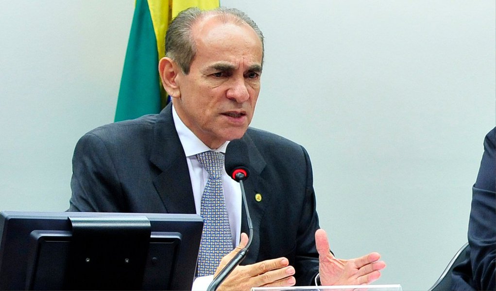 O relator da reforma política na comissão especial, deputado federal Marcelo Castro (PMDB-PI), apresentou nesta terça (12) o parecer no qual propõe, por exemplo, o sistema eleitoral chamado “distritão”, em que a circunscrição é a própria unidade da Federação no sistema eleitoral majoritário); a manutenção do atual sistema misto de financiamento de campanhas (público e privado); o fim da reeleição para os cargos executivos; a criação do mandato de cinco anos, inclusive para senadores, e da coincidência das eleições (Foto: Valter Lima) O relator da reforma política na comissão especial, deputado federal Marcelo Castro (PMDB-PI), apresentou nesta terça (12) o parecer no qual propõe, por exemplo, o sistema eleitoral chamado “distritão”, em que a circunscrição é a própria unidade da Federação no sistema eleitoral majoritário); a manutenção do atual sistema misto de financiamento de campanhas (público e privado); o fim da reeleição para os cargos executivos; a criação do mandato de cinco anos, inclusive para senadores, e da coincidência das eleições