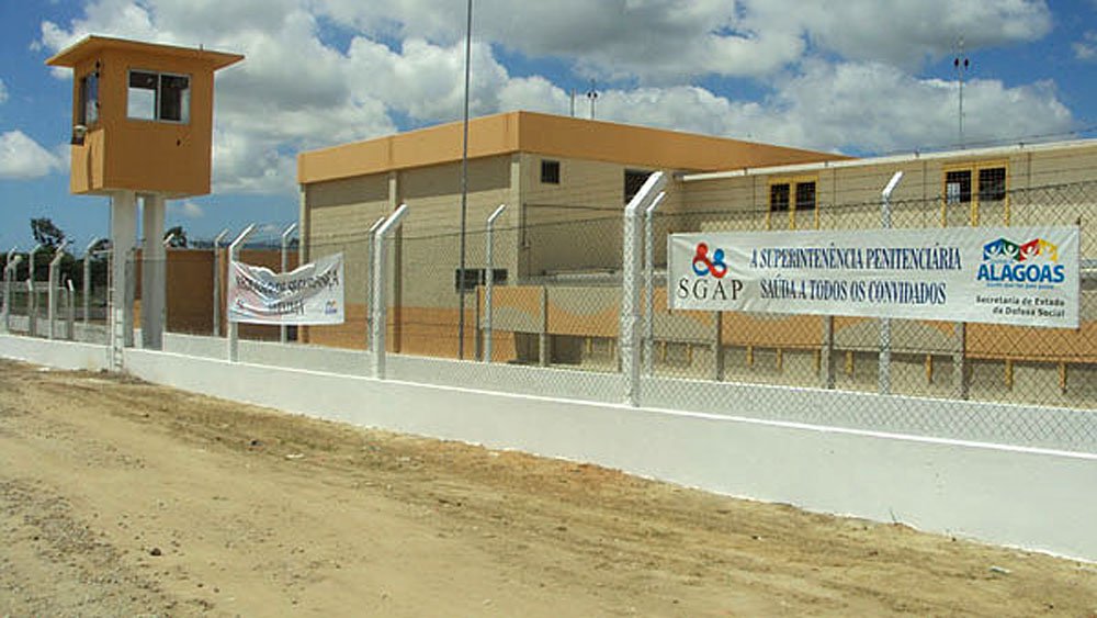 Os agentes penitenciários de Alagoas suspenderam a “operação legalidade” após aceitarem proposta do governo que prevê uma bolsa de R$ 500,00 a partir de 2016; no entanto, outras reivindicações vão continuar sendo negociadas com o Executivo (Foto: Voney Malta) Os agentes penitenciários de Alagoas suspenderam a “operação legalidade” após aceitarem proposta do governo que prevê uma bolsa de R$ 500,00 a partir de 2016; no entanto, outras reivindicações vão continuar sendo negociadas com o Executivo