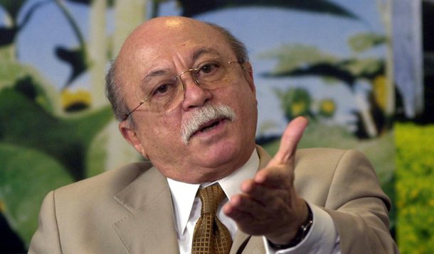Em entrevista à jornalista Tereza Cruvinel, o ex-ministro de Lula afirma que "a Lava Jato pode destruir as bases da geração de energia, e com isso inviabilizar o desenvolvimento do país. Coincidência ou não, isso atende aos objetivos de potências estrangeiras que não desejam nossa afirmação como Nação"; para Roberto Amaral, a prisão do almirante Othon Pinheiro Silva, presidente afastado da Eletronuclear, é "um fato grave que exige nossa reflexão"; ex-presidente e um dos principais dirigentes e ideólogos do PSB até o ano passado, Amaral acredita que a atual crise política "não ultrapassará setembro"; e admite um "desconforto notório" dentro de seu partido; leia a íntegra (Foto: Tereza Cruvinel) Em entrevista à jornalista Tereza Cruvinel, o ex-ministro de Lula afirma que "a Lava Jato pode destruir as bases da geração de energia, e com isso inviabilizar o desenvolvimento do país. Coincidência ou não, isso atende aos objetivos de potências estrangeiras que não desejam nossa afirmação como Nação"; para Roberto Amaral, a prisão do almirante Othon Pinheiro Silva, presidente afastado da Eletronuclear, é "um fato grave que exige nossa reflexão"; ex-presidente e um dos principais dirigentes e ideólogos do PSB até o ano passado, Amaral acredita que a atual crise política "não ultrapassará setembro"; e admite um "desconforto notório" dentro de seu partido; leia a íntegra