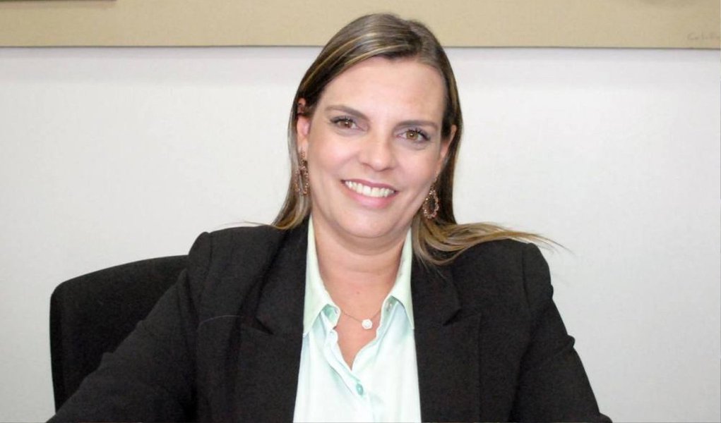 Vice-governadora Cláudia Lélis (PV) fez nesta quinta-feira, 25, um balanço dos dez dias em que esteve à frente do governo do Estado, durante missão à Europa do governador Marcelo Miranda (PMDB); ela destacou como atuação principal as ações em defesa da promoção da mulher; "Nestes dias à frente do Governo, busquei acelerar a implantação do pacto estadual em defesa da mulher e, ainda esse mês, vamos encaminhar para a Secretaria Nacional de Enfrentamento à Violência Contra as Mulheres da Presidência da República todas as medidas e ações que o Tocantins irá adotar no pacto de políticas públicas em defesa da mulher do campo, nas áreas da saúde, educação e cultura", afirmou (Foto: Aquiles Lins) Vice-governadora Cláudia Lélis (PV) fez nesta quinta-feira, 25, um balanço dos dez dias em que esteve à frente do governo do Estado, durante missão à Europa do governador Marcelo Miranda (PMDB); ela destacou como atuação principal as ações em defesa da promoção da mulher; "Nestes dias à frente do Governo, busquei acelerar a implantação do pacto estadual em defesa da mulher e, ainda esse mês, vamos encaminhar para a Secretaria Nacional de Enfrentamento à Violência Contra as Mulheres da Presidência da República todas as medidas e ações que o Tocantins irá adotar no pacto de políticas públicas em defesa da mulher do campo, nas áreas da saúde, educação e cultura", afirmou