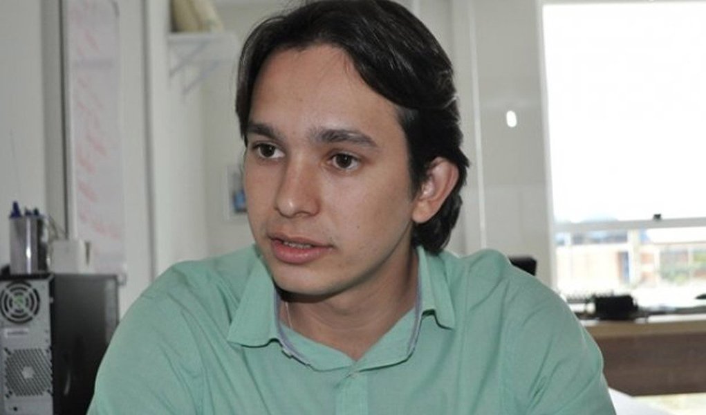 Desembargadora do Tribunal de Justiça do Tocantins Etelvina Maria Sampaio Felipe cassou a decisão liminar da juíza Silvana Parfeniuk, que havia afastado o prefeito de Almas, Leonardo Cintra (PSDB), no dia 7 de julho, por suposto crime de prevaricação; em seu entendimento, a desembargadora não vê "a questão com a densidade necessária para comportar a extrema medida adotada"; "Não havia fundamentos suficientes para interromper um mandato intacto de sete anos, caracterizado pelo trabalho e pela dedicação constante à população de Almas", disse o prefeito (Foto: Aquiles Lins) Desembargadora do Tribunal de Justiça do Tocantins Etelvina Maria Sampaio Felipe cassou a decisão liminar da juíza Silvana Parfeniuk, que havia afastado o prefeito de Almas, Leonardo Cintra (PSDB), no dia 7 de julho, por suposto crime de prevaricação; em seu entendimento, a desembargadora não vê "a questão com a densidade necessária para comportar a extrema medida adotada"; "Não havia fundamentos suficientes para interromper um mandato intacto de sete anos, caracterizado pelo trabalho e pela dedicação constante à população de Almas", disse o prefeito