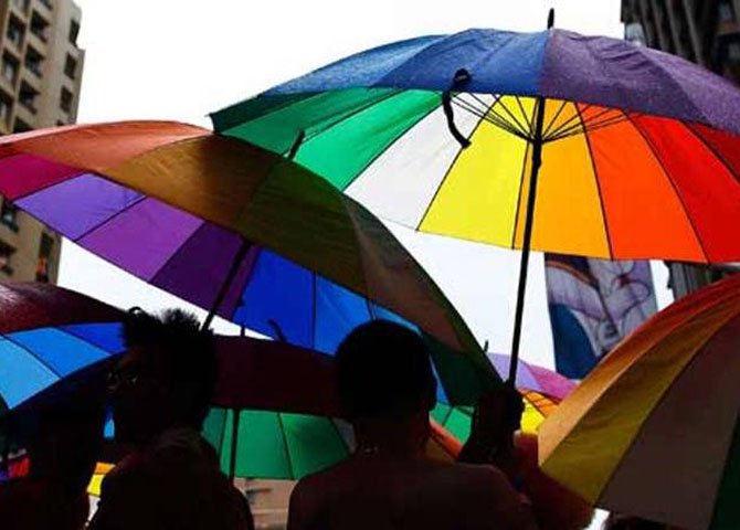 Não seria mais decente respeitar os homossexuais pura e simplesmente por sua humanidade e não pelo eventual lucro gerado por seu padrão de consumo? A cidadania é um direito ou um bem? (Foto: Marcelo Gruman) Não seria mais decente respeitar os homossexuais pura e simplesmente por sua humanidade e não pelo eventual lucro gerado por seu padrão de consumo? A cidadania é um direito ou um bem?