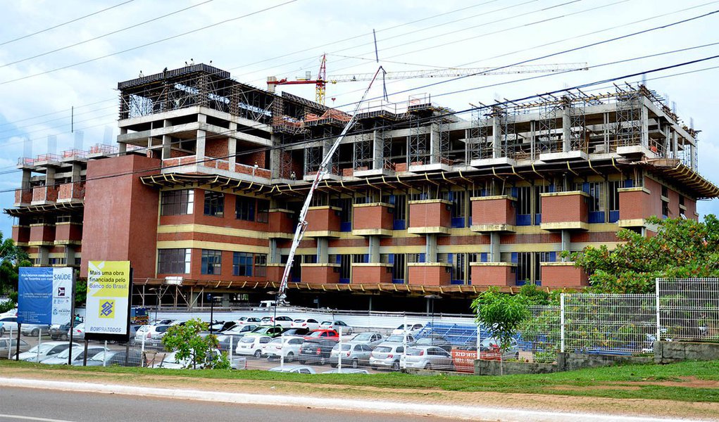O Sindicato dos Jornalistas do Tocantins (Sinjor) divulgou nota repúdio contra a agressão do cinegrafista da TVE Tocantins Elciomar Lino, que foi agredido com um soco por um segurança que presta serviço ao Hospital Geral do Tocantins (HGP) nessa terça-feira, 5, enquanto fazia imagens para uma reportagem; "Tal violência, gratuita e desnecessária fere os direitos humanos, além de ferir mortalmente a honra do profissional que contabiliza uma trajetória de 30 anos de carreira", diz o Sindjor; Sesau lamentou a agressão e informou que já foi solicitado o afastamento do segurança à empresa responsável (Foto: Aquiles Lins) O Sindicato dos Jornalistas do Tocantins (Sinjor) divulgou nota repúdio contra a agressão do cinegrafista da TVE Tocantins Elciomar Lino, que foi agredido com um soco por um segurança que presta serviço ao Hospital Geral do Tocantins (HGP) nessa terça-feira, 5, enquanto fazia imagens para uma reportagem; "Tal violência, gratuita e desnecessária fere os direitos humanos, além de ferir mortalmente a honra do profissional que contabiliza uma trajetória de 30 anos de carreira", diz o Sindjor; Sesau lamentou a agressão e informou que já foi solicitado o afastamento do segurança à empresa responsável