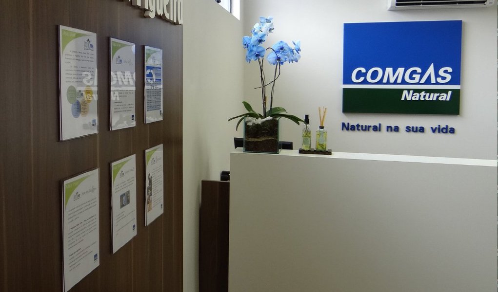 Banco Nacional de Desenvolvimento Econômico e Social (BNDES) informou nesta quarta-feira, 12, que aprovou um financiamento de até R$ 370,6 milhões para a Comgás; trata-se da primeira transação dentro do modelo anunciado em junho, que condiciona a concessão de recursos mais baratos do banco de fomento ao compromisso do tomador de captar recursos no mercado por meio de instrumentos como debêntures; "Nos próximos dois anos, o BNDES espera aprovar entre 10 e 15 projetos no mesmo modelo, o que pode agregar entre 3 bilhões e 4 bilhões de reais em novos títulos de renda fixa no mercado", afirmou o BNDES, em nota
(Foto: Aquiles Lins) Banco Nacional de Desenvolvimento Econômico e Social (BNDES) informou nesta quarta-feira, 12, que aprovou um financiamento de até R$ 370,6 milhões para a Comgás; trata-se da primeira transação dentro do modelo anunciado em junho, que condiciona a concessão de recursos mais baratos do banco de fomento ao compromisso do tomador de captar recursos no mercado por meio de instrumentos como debêntures; "Nos próximos dois anos, o BNDES espera aprovar entre 10 e 15 projetos no mesmo modelo, o que pode agregar entre 3 bilhões e 4 bilhões de reais em novos títulos de renda fixa no mercado", afirmou o BNDES, em nota