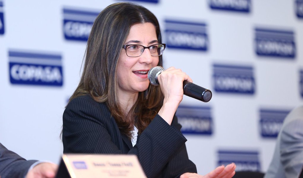 A presidente da Copasa, Sinara Meireles, anuncio que não haverá racionamento na Região Metropolitana de Belo Horizonte (RMBH); de acordo com a presidente, a economia de 13,4% no consumo de água feita pela população, média atingida no período de janeiro a julho deste ano, foi um dos fatores decisivos para que a medida fosse evitada; os outros fatores foram a ação do governo que, com transparência e agilidade, criou uma força-tarefa para buscar soluções para o problema, e as chuvas de maio e junho (Foto: Leonardo Lucena) A presidente da Copasa, Sinara Meireles, anuncio que não haverá racionamento na Região Metropolitana de Belo Horizonte (RMBH); de acordo com a presidente, a economia de 13,4% no consumo de água feita pela população, média atingida no período de janeiro a julho deste ano, foi um dos fatores decisivos para que a medida fosse evitada; os outros fatores foram a ação do governo que, com transparência e agilidade, criou uma força-tarefa para buscar soluções para o problema, e as chuvas de maio e junho